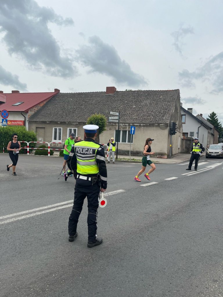 Policjanci zabezpieczali trasę Biegu pod Tysiącletnimi Dębami w Kazimierzu Biskupim