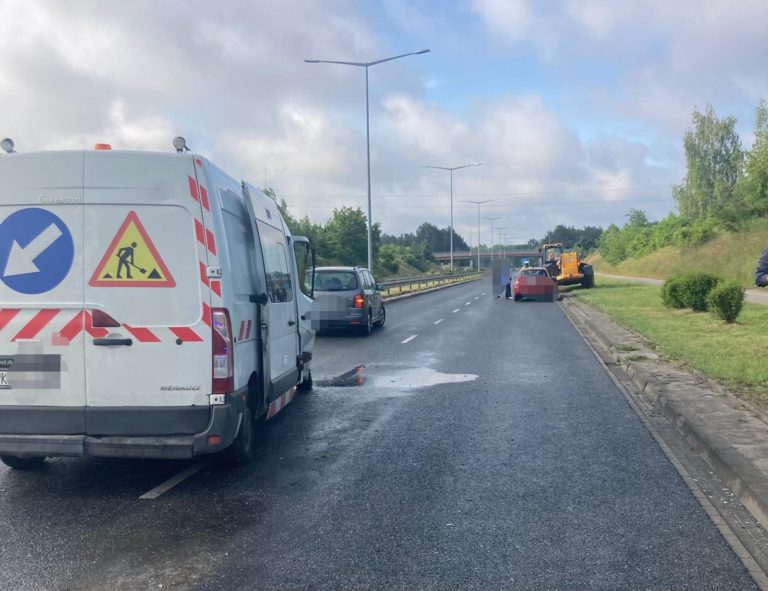 Zderzenie trzech pojazdów na Trasie Bursztynowej. Sprawcą kierowca busa