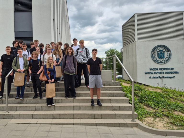 Uczniowie III LO im. C.K. Norwida z Konina zdobywają wiedzę na Letnich Warsztatach Logistycznych w Poznaniu