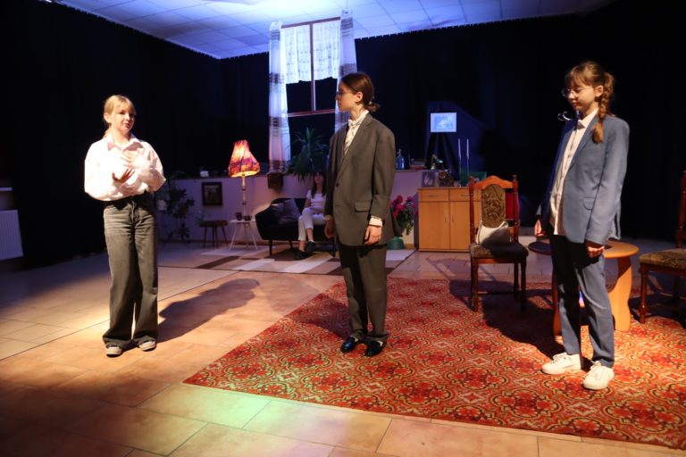 Spektakl „Chcemy jeść, czyli sztuka manipulacji” w Brzeźnie – refleksja nad zaufaniem i mechanizmami społecznymi