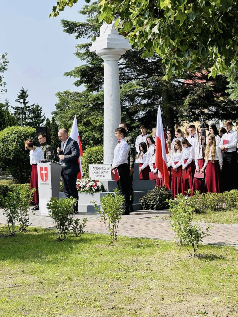 Sompolno uczciło 120. rocznicę Nobla dla Henryka Sienkiewicza – uroczystość z nową odsłoną skweru i marszem ulicami miasta