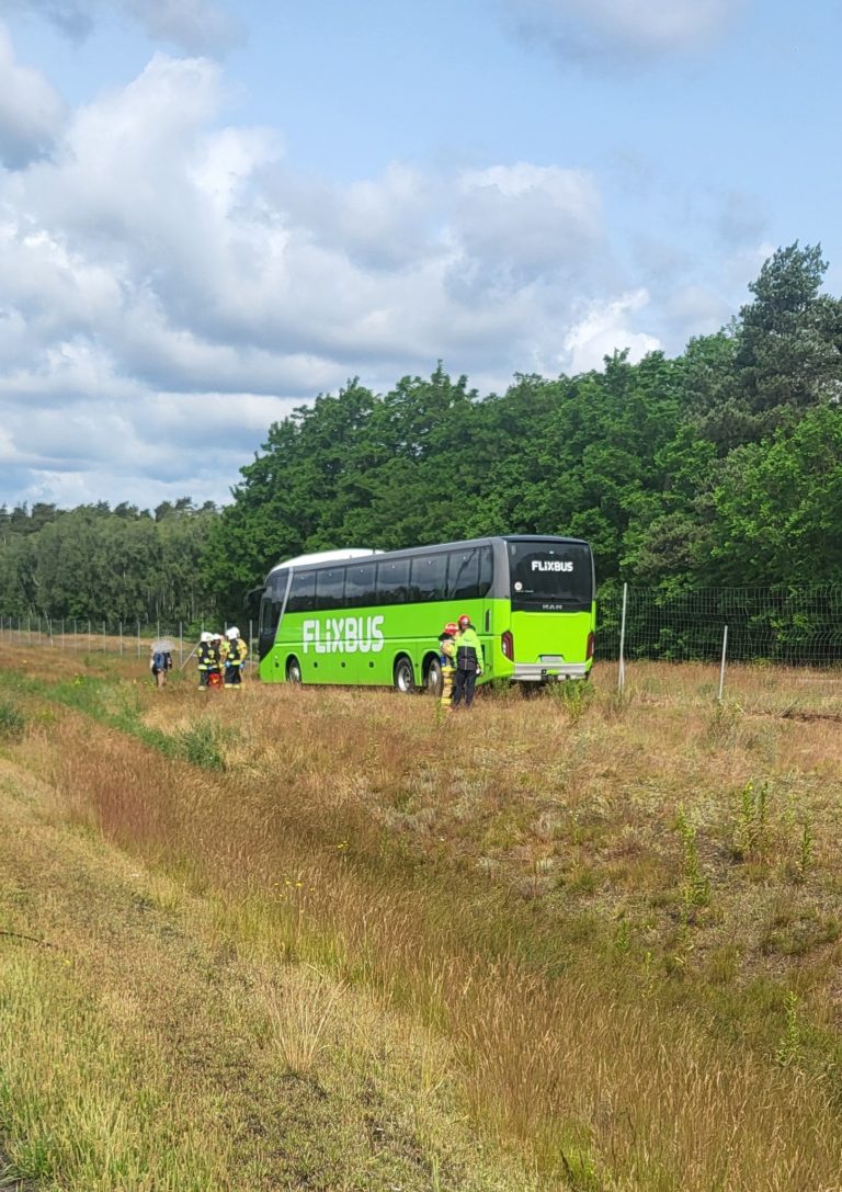 Wypadek autokaru na autostradzie A2. Trzy osoby trafiły do szpitala