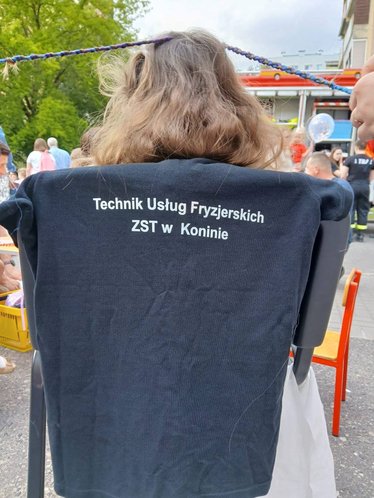 Uczennice technikum usług fryzjerskich wspierają remont przedszkolnej przestrzeni podczas festynu rodzinnego w Koninie