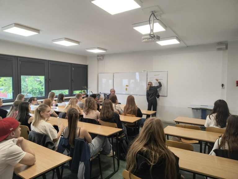 II LO w Koninie na zajęciach akademickich. O emocjach, wykluczeniu i kolorach osobowości