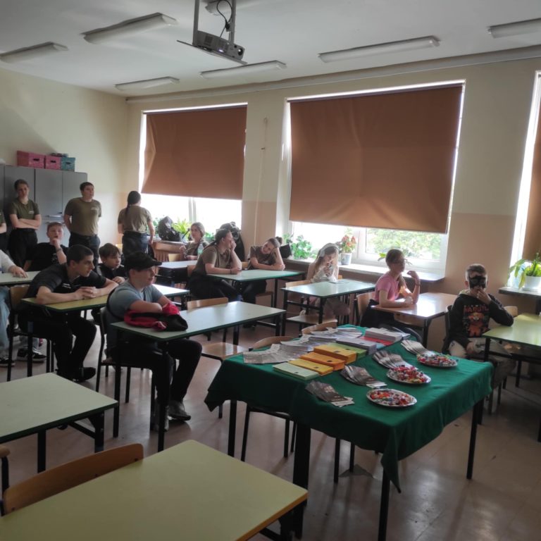 Promowali wolontariat i edukację finansową – uczniowie ZSCKU w Koninie na pikniku w SP nr 3