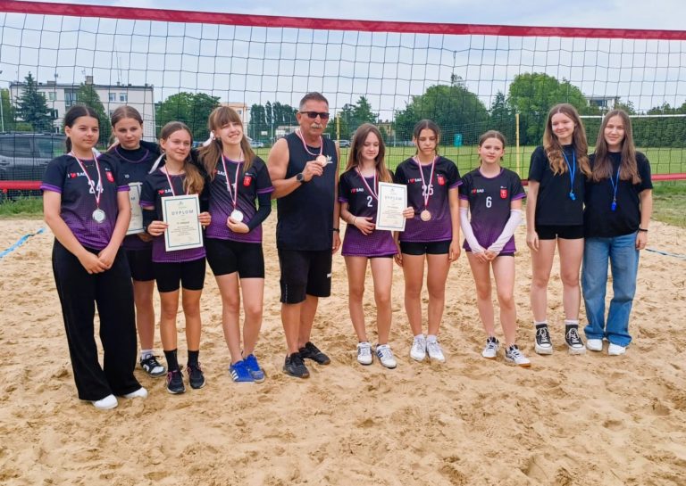 Mistrzostwa Powiatu Konińskiego: młodzi sportowcy rywalizowali w piłce nożnej i siatkówce plażowej