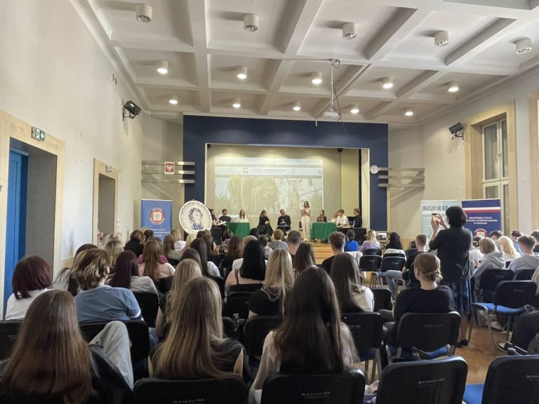 Debata młodzieży o szczepieniach w I LO w Koninie. „Mit czy rzeczywistość?”