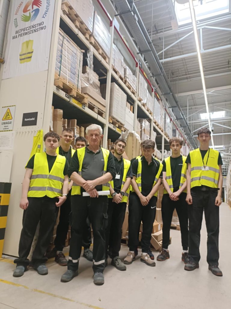Zakończenie dwuletnich praktyk uczniów ZSBiKZ w Leroy Merlin. Logistycy gotowi na zawodową przyszłość