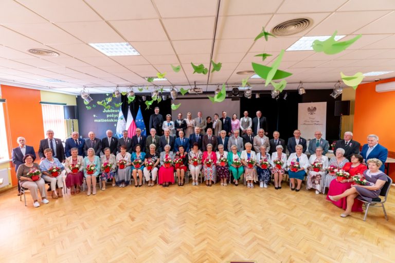 Złote, Diamentowe i Żelazne Gody w Kazimierzu Biskupim. Uroczystość pełna wzruszeń i uznania dla siły miłości