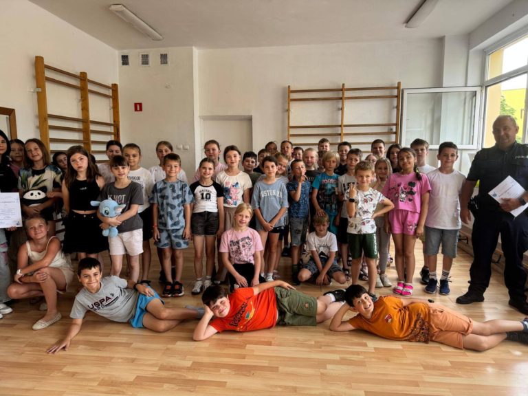 „Bezpieczne wakacje” z konińską policją – edukacyjne spotkanie w SP nr 7