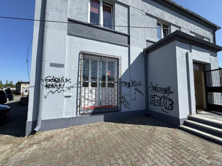 Zdewastowano elewację budynku Młodzieżowej Drużyny Pożarniczej przy OSP Cukrownia. Trwa poszukiwanie sprawcy