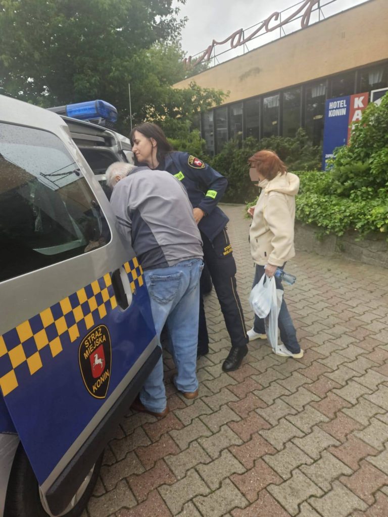 Reakcja strażniczek z Konina pomogła starszemu mężczyźnie po upadku