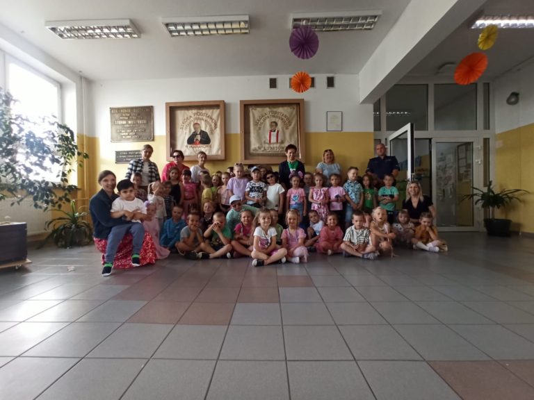 Dzielnicowy z wizytą u najmłodszych. Rozmawiano o bezpieczeństwie przed wakacjami