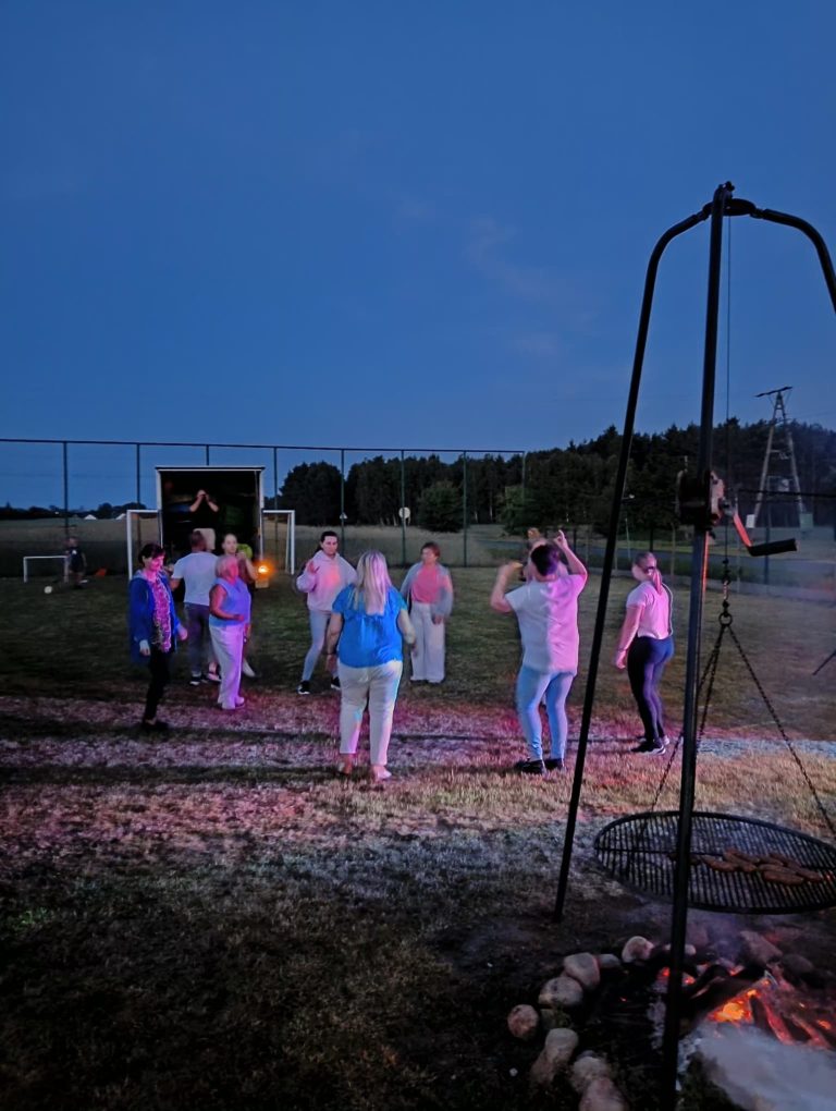 Sportowa rywalizacja i wspólne ognisko w Adamowie. Puchar Sołtysa rozdany