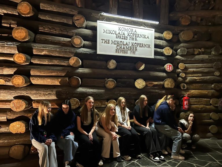 Wędrówki po Jurze i podziemiach – uczniowie I LO z Konina na edukacyjnej wyprawie