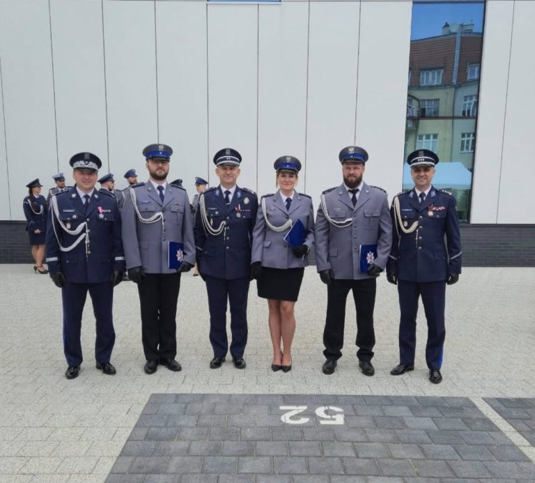 Awanse w szeregach konińskiej policji. Trzech funkcjonariuszy mianowanych na młodszych aspirantów