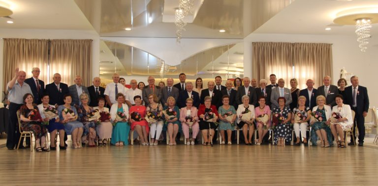 Pary z gminy Stare Miasto świętowały jubileusze małżeńskie – uhonorowano 50 wyjątkowych związków
