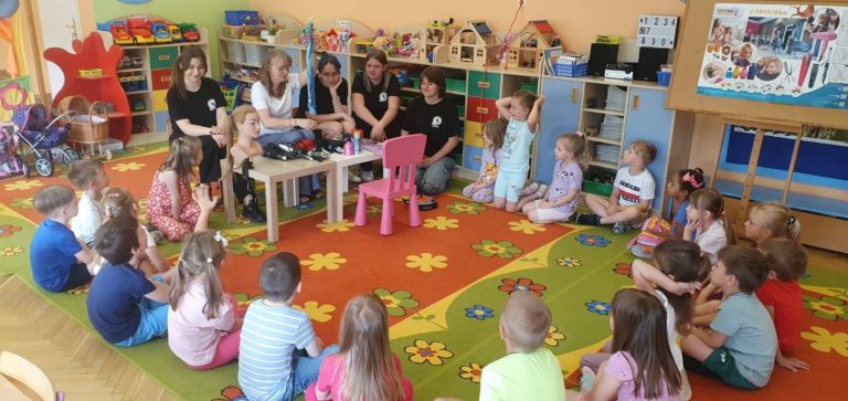 Warsztaty fryzjerskie uczennic „Kopernika” w przedszkolu „Biały Konik”