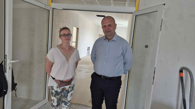 Burmistrz Sompolna z wizytą na placach inwestycji. Trwają prace przy żłobku, szatniach i drodze gminnej