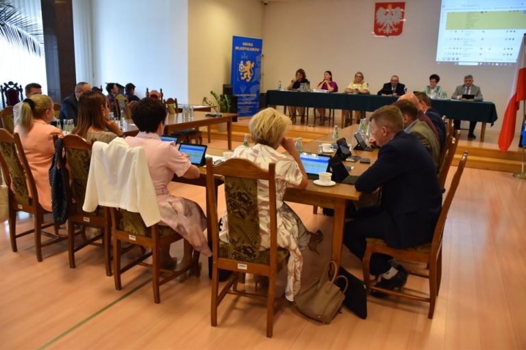 Sesja absolutoryjna Rady Gminy Władysławów: jednogłośne wotum zaufania dla Wójt Elżbiety Klanowskiej