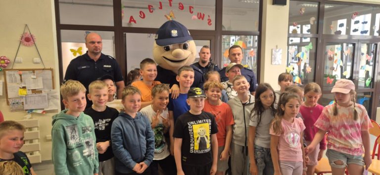 Policjanci ze Ślesina przypominają dzieciom o zasadach bezpieczeństwa na wakacje