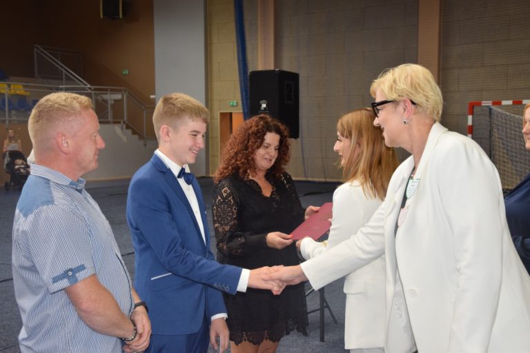 Tuliszków: uroczyste zakończenie roku szkolnego. Najzdolniejsi uczniowie z nagrodami od burmistrz