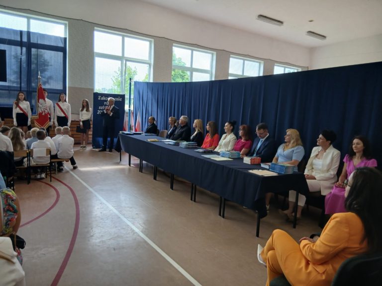 Zakończenie roku szkolnego 2024/2025 w gminie Rzgów. Najlepsi uczniowie uhonorowani przez wójta