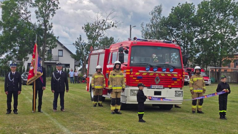 Nowoczesny wóz dla OSP Dąbroszyn. Uroczyste przekazanie podczas zawodów Oldboy