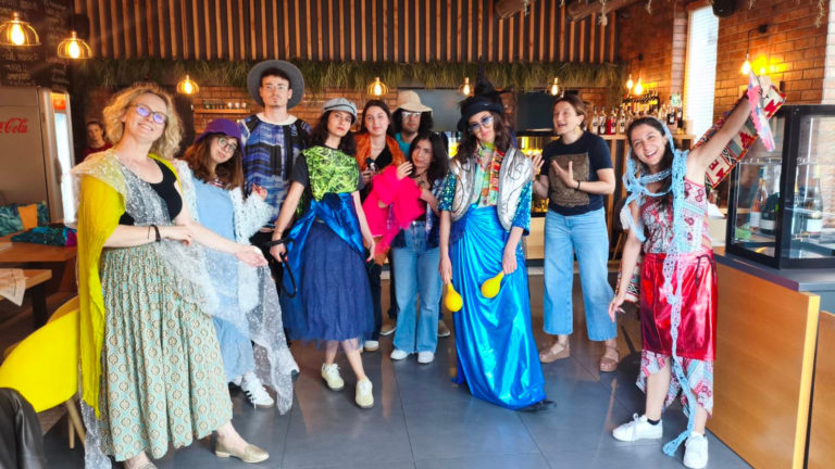 Neurodydaktyka, sketchnoting i storytelling w konińskiej kawiarni – warsztaty dla studentów Erasmusa+