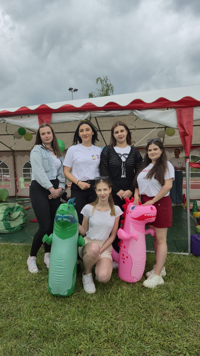 Studenci jako animatorzy w sensochatce podczas rodzinnego festynu we Wrześni