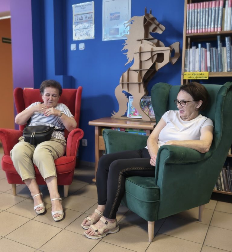 Międzypokoleniowe spotkanie w Filii „Starówka”: podróż do dzieciństwa babć pełna zabawy i wzruszeń