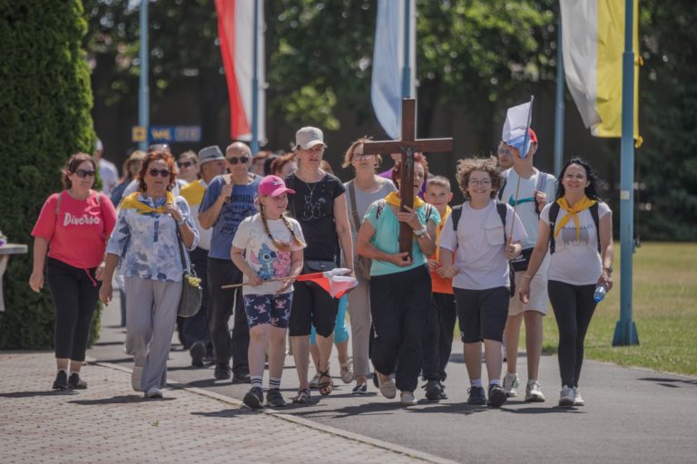 Z Kramska do Lichenia – comiesięczne pielgrzymowanie z wiarą i wdzięcznością
