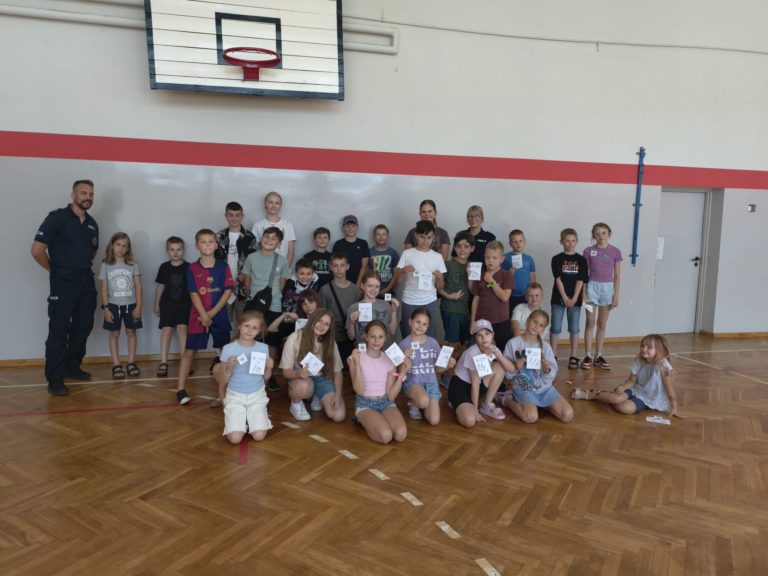 Funkcjonariusze spotkali się z uczestnikami półkolonii w SP nr 8. Rozmawiali o bezpieczeństwie i odpowiedzialnych wakacjach