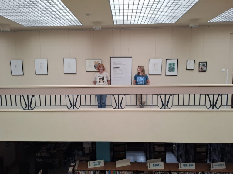 DZIKOŚĆ SERCA W BIBLIOTECE – NIEZWYKŁA WYSTAWA KOLAŻY I NIEWIERSZY