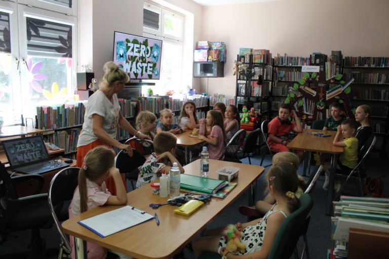 Ferie letnie z klimatem w tle. Edukacyjne zajęcia w Filii „Chorzeń” Miejskiej Biblioteki Publicznej