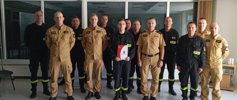 Strażak z Konina uratował życie w pociągu – otrzymał oficjalną pochwałę