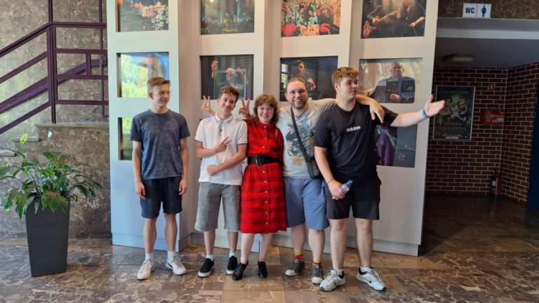 Mroczna tajemnica w hali po „Konwarcie”. W Konińskim Centrum Kultury powstaje film krótkometrażowy „Wycięty”