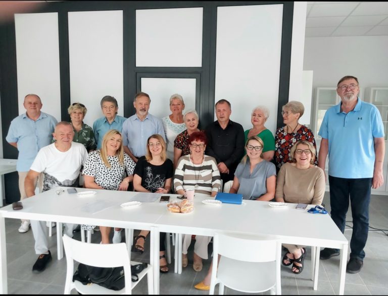 Rada Seniorów Miasta Konina z własnym hymnem. Spotkanie w Bibliotece Magnetycznej