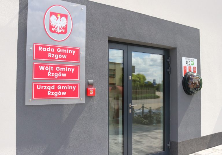 Rzgów: Defibrylator dostępny całodobowo. Nowe urządzenie ratujące życie zamontowane przy Urzędzie Gminy