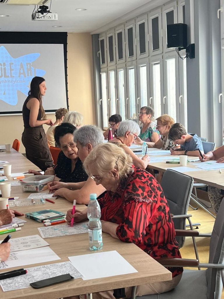 Seniorzy odkrywali sztukę doodlingu w konińskiej bibliotece