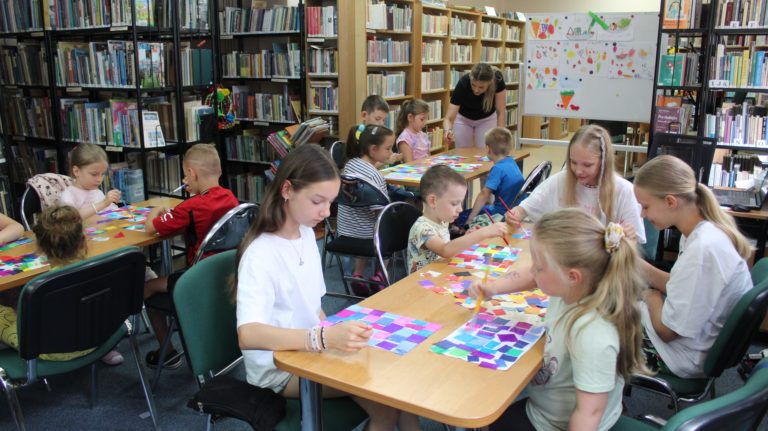 Kolorowy finał wakacji z Filią „Chorzeń” Miejskiej Biblioteki w Koninie