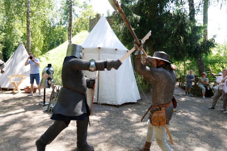 Żywa lekcja historii. Seniorzy z Konina wzięli udział w podróży do czasów Piastów