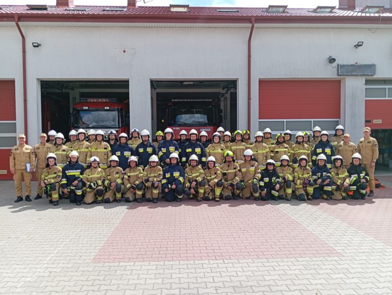 Nowi strażacy ochotnicy po szkoleniu w Koninie