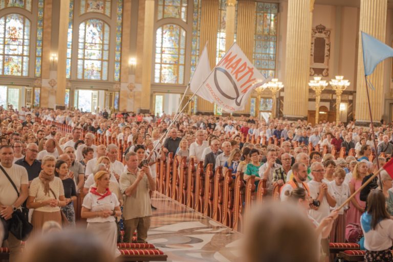 Świadectwo żywej wiary – Tysiące pielgrzymów w Licheniu!