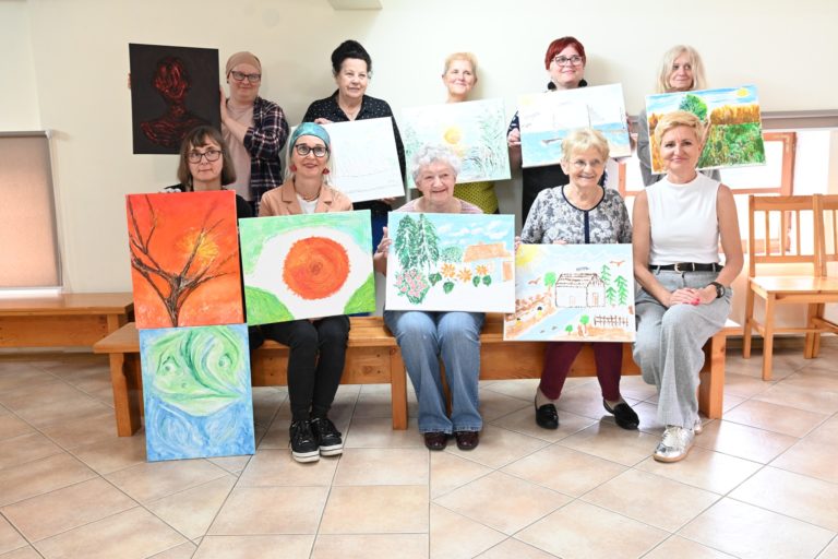 Seniorzy z pasją tworzyli sztukę strukturalną w Muzeum Okręgowym