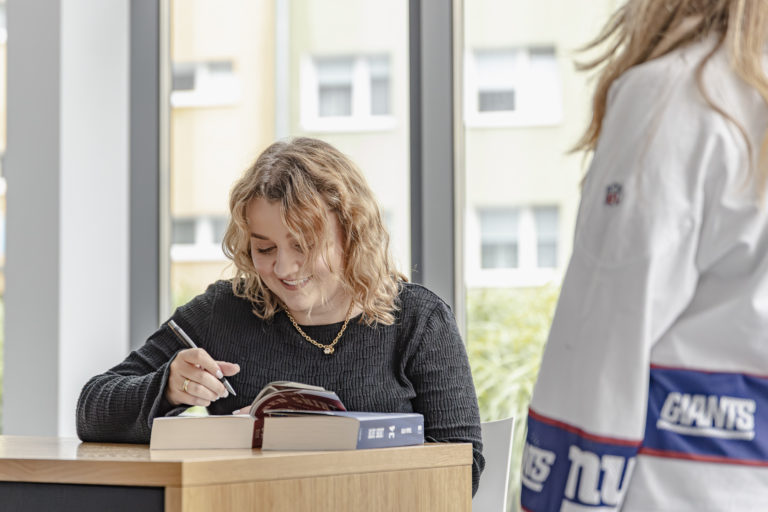 Julia Popiel - Autorskie spotkanie w Koninie