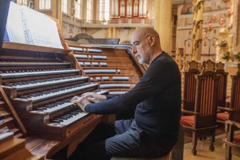 Włoski organista Roberto Bonetto w bazylice w Licheniu
