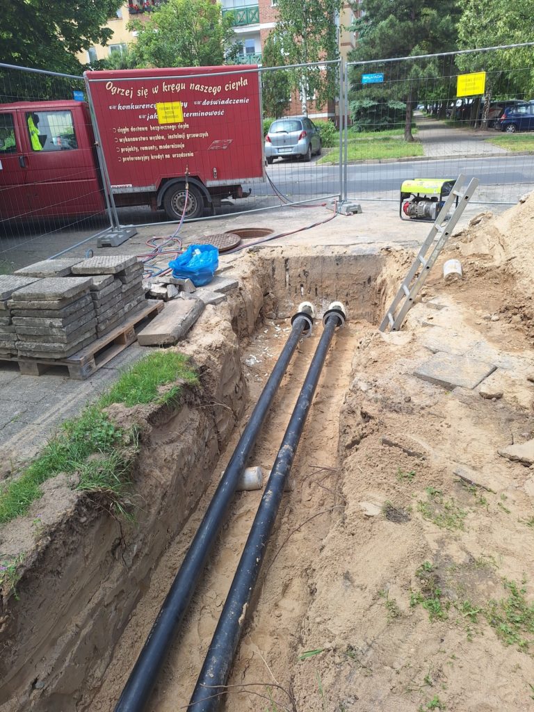 MPEC KONIN MODERNIZUJE SIEĆ CIEPŁOWNICZĄ – PRACE W RÓŻNYCH CZĘŚCIACH MIASTA