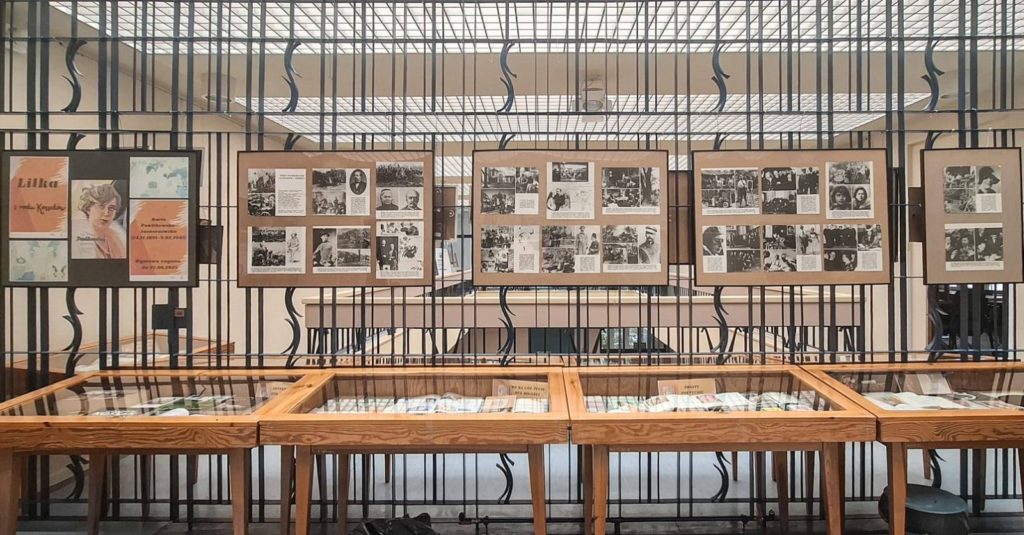 Wystawa poświęcona Marii Pawlikowskiej-Jasnorzewskiej w konińskiej bibliotece.
