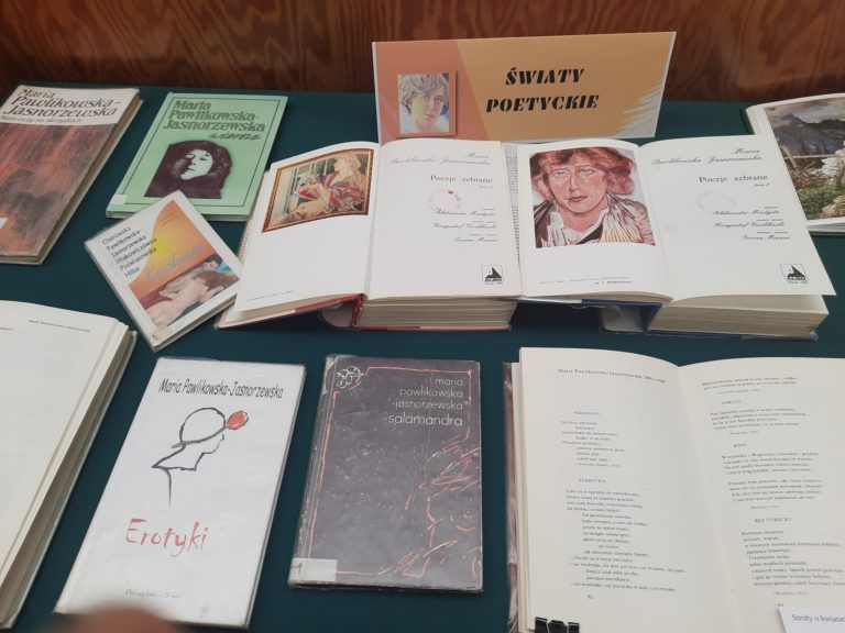 Wystawa poświęcona Marii Pawlikowskiej-Jasnorzewskiej w konińskiej bibliotece.